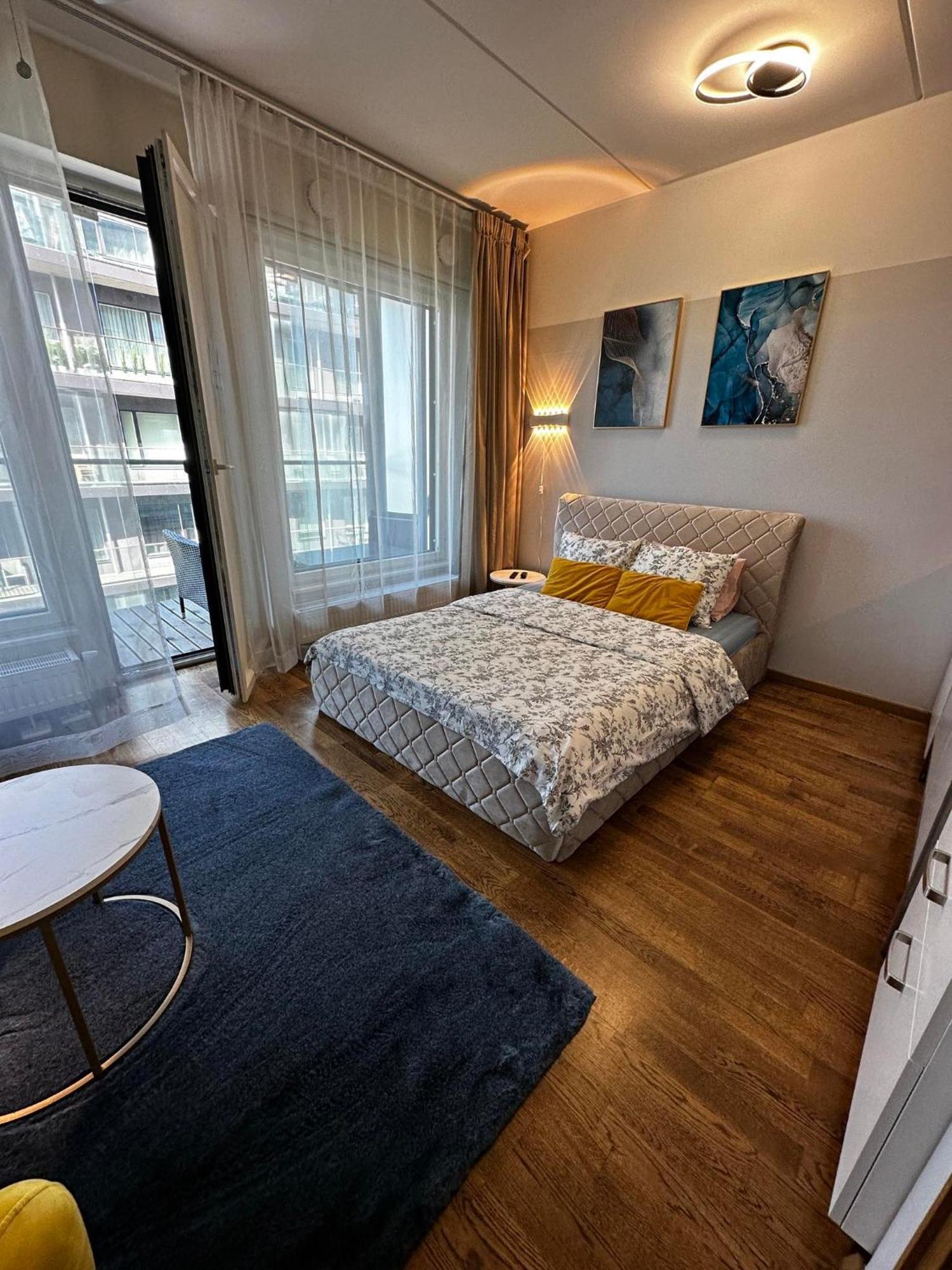 With Balcony In Centre Apartment *